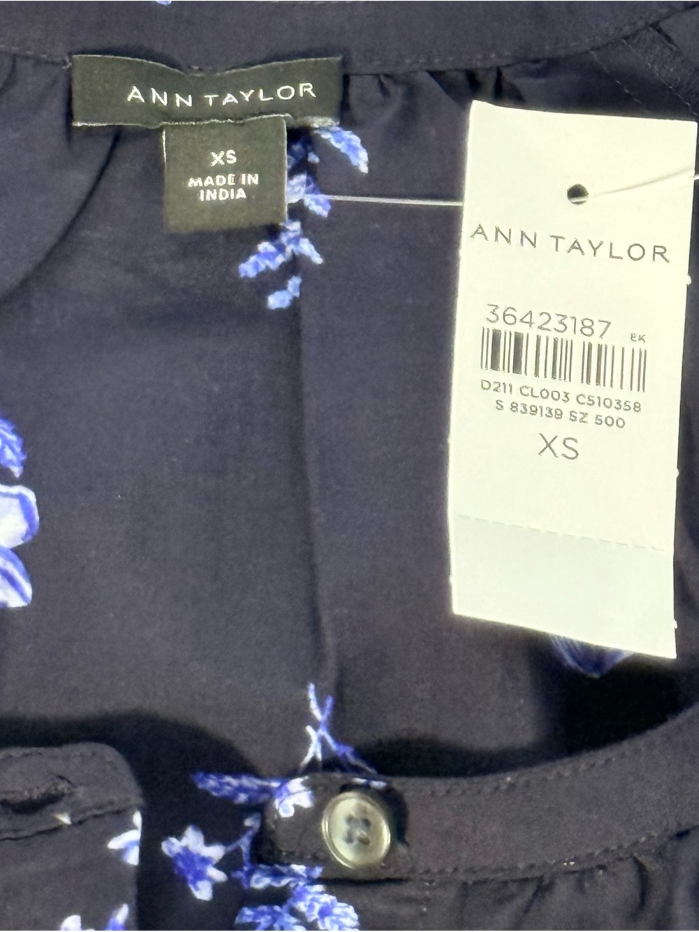 NWT Ann Taylor Floral Blouse XS Navy Blue Button Front Lightweight Top - Picture 4 of 6